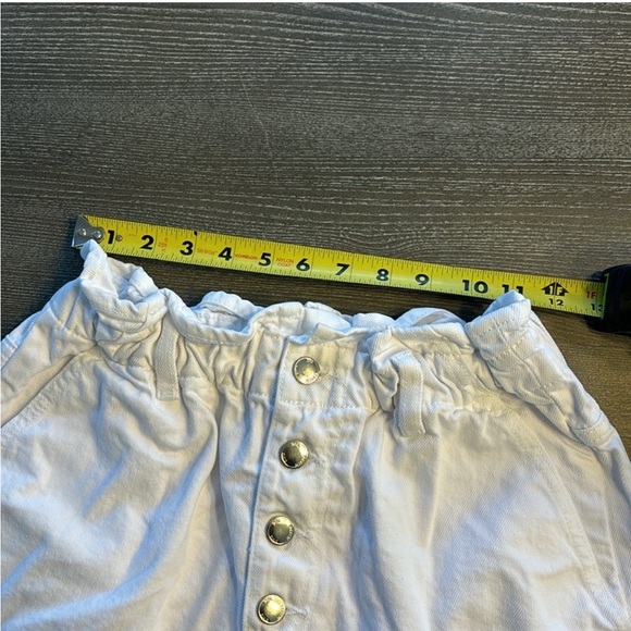 NWOT Zara Buttoned Paperbag Baggy White High Waist Short Size 6 - Picture 3 of 7